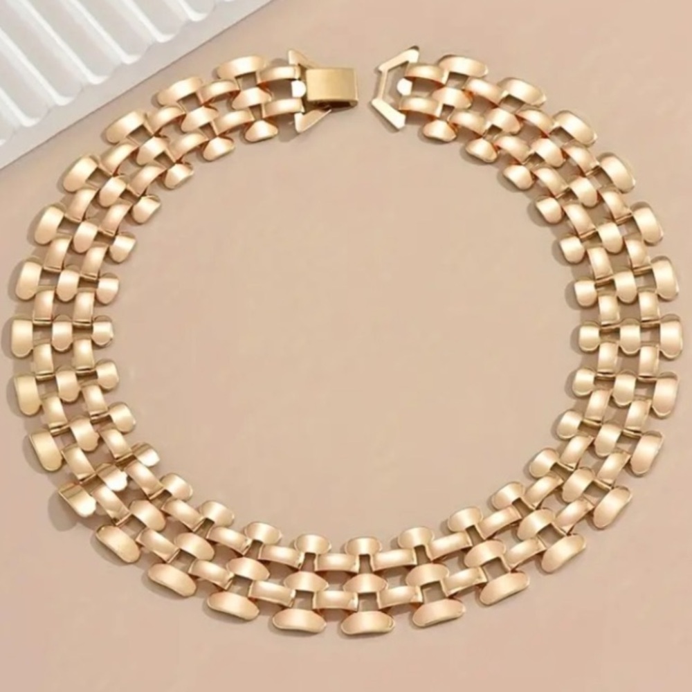 Sleek Gold Toned Necklace - Picture 3 of 4